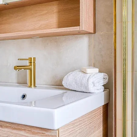 Calm And Comfortable 2-bedroom In 17th Париж