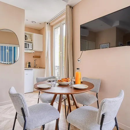 Calm And Comfortable 2-bedroom In 17th Parijs