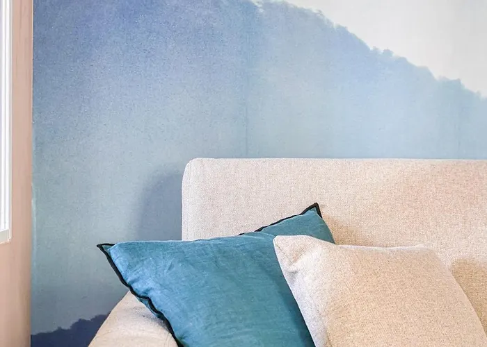 Апартаменты Calm And Comfortable 2-bedroom In 17th Париж