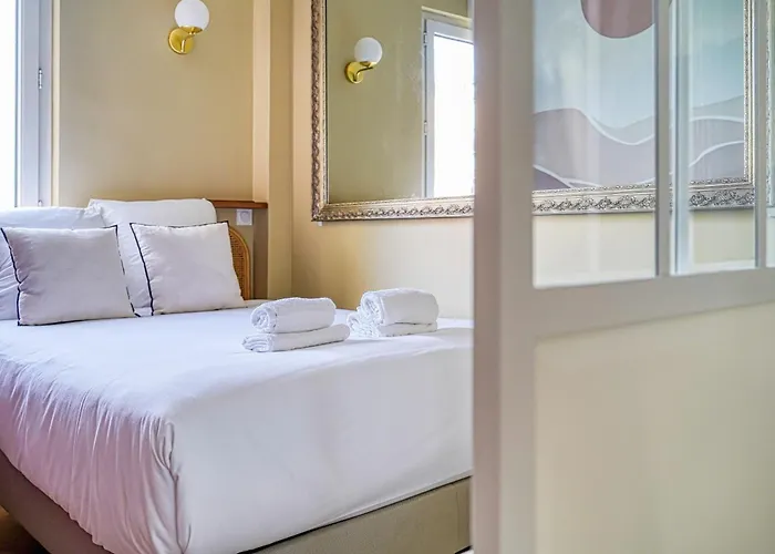 Calm And Comfortable 2-bedroom In 17th Апартаменты Париж