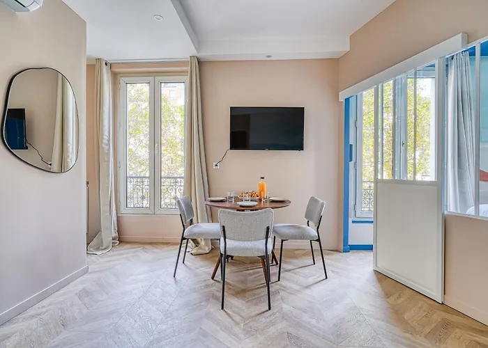 Calm And Comfortable 2-bedroom In 17th Апартаменты Париж