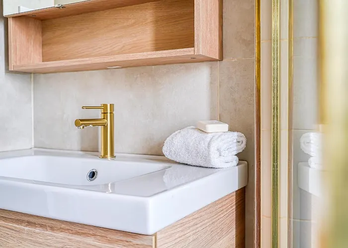 Calm And Comfortable 2-bedroom In 17th Париж