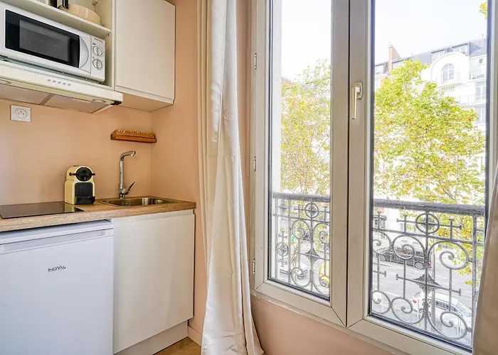 Calm And Comfortable 2-bedroom In 17th Апартаменты