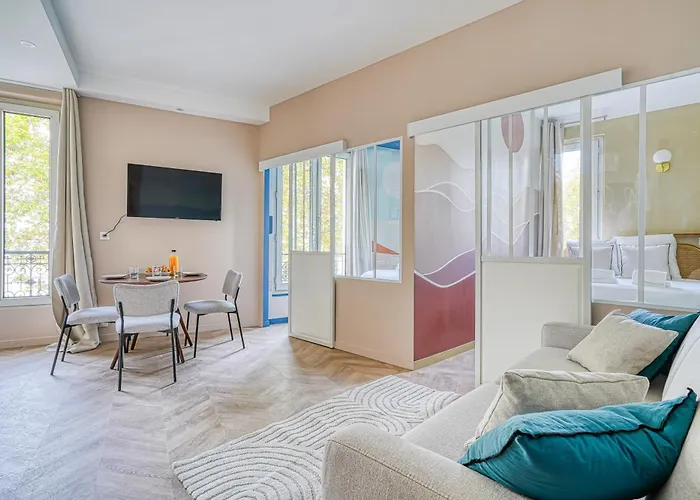 Апартаменты Calm And Comfortable 2-bedroom In 17th *