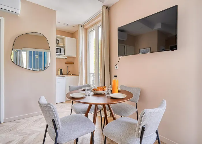 Calm And Comfortable 2-bedroom In 17th 파리